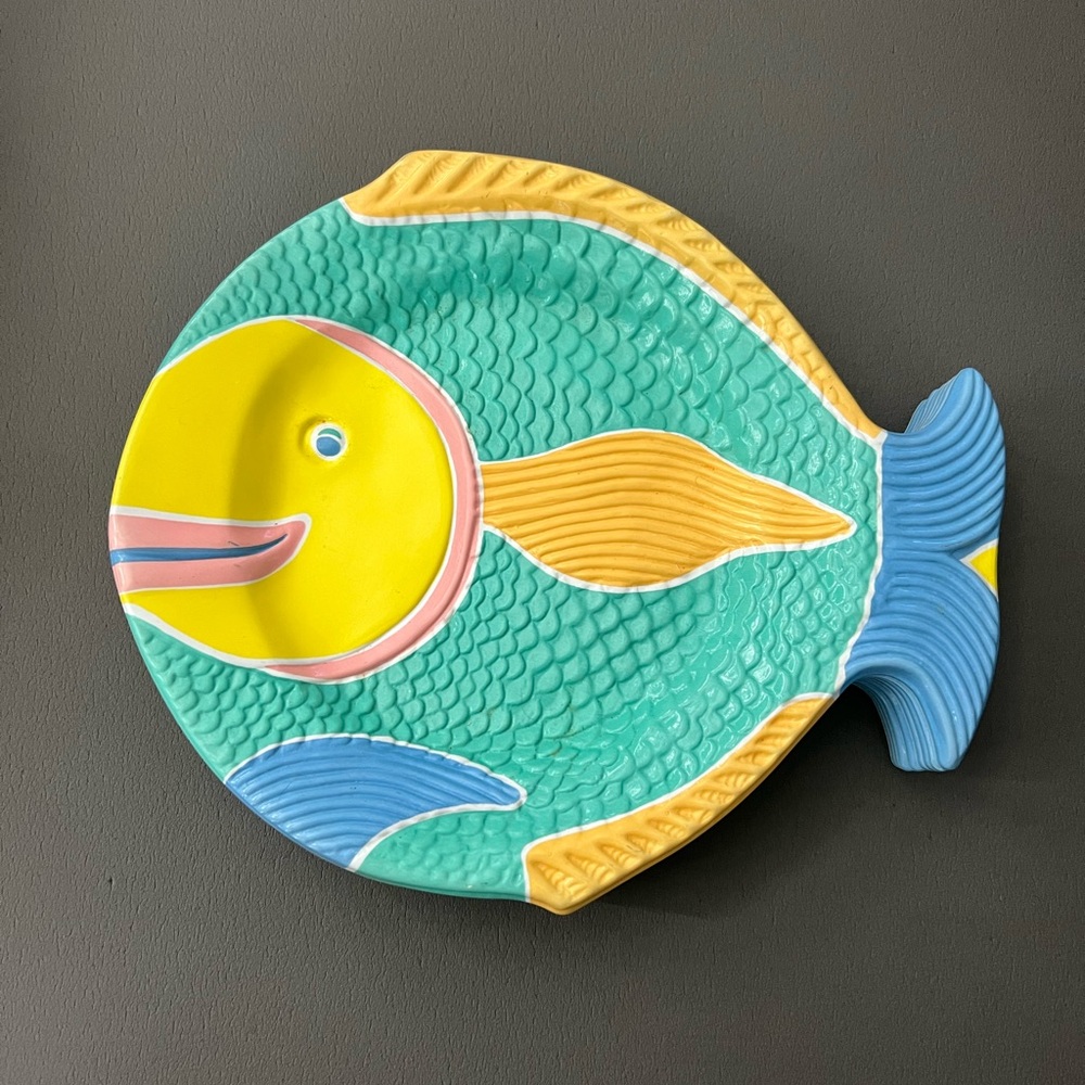 Vintage The Ullman Company Fish leisure time plastic plates- set of 8